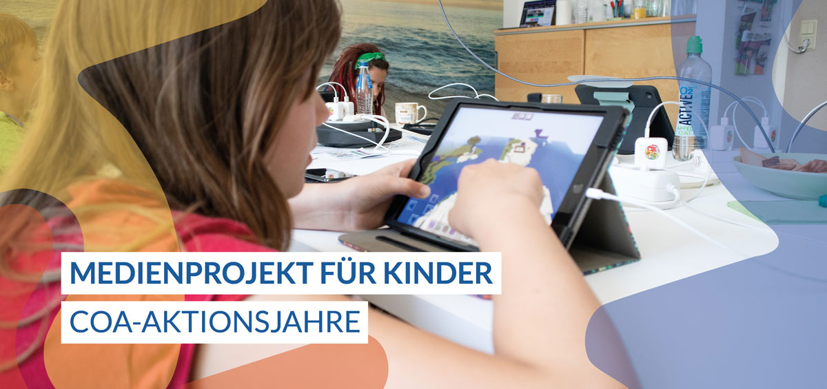 Mädchen sitzt vor einem Tablet und spielt Minecraft